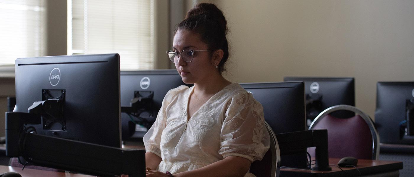 心理学 student working in a computer lab